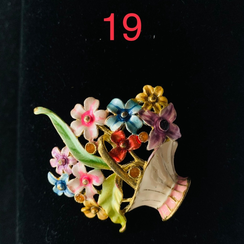 BCH25- 2/30$ Vintage Gold flower basket brooches